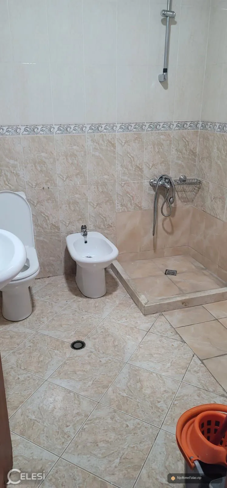 Foto 5/7: SHTEPI ME QERA - RRUGA XHORXH W BUSH, PERBALLE PARLAMENTIT, KULLA FATI-1, në Tiranë — Çmimi: € 1300.00 | Njoftime falas
