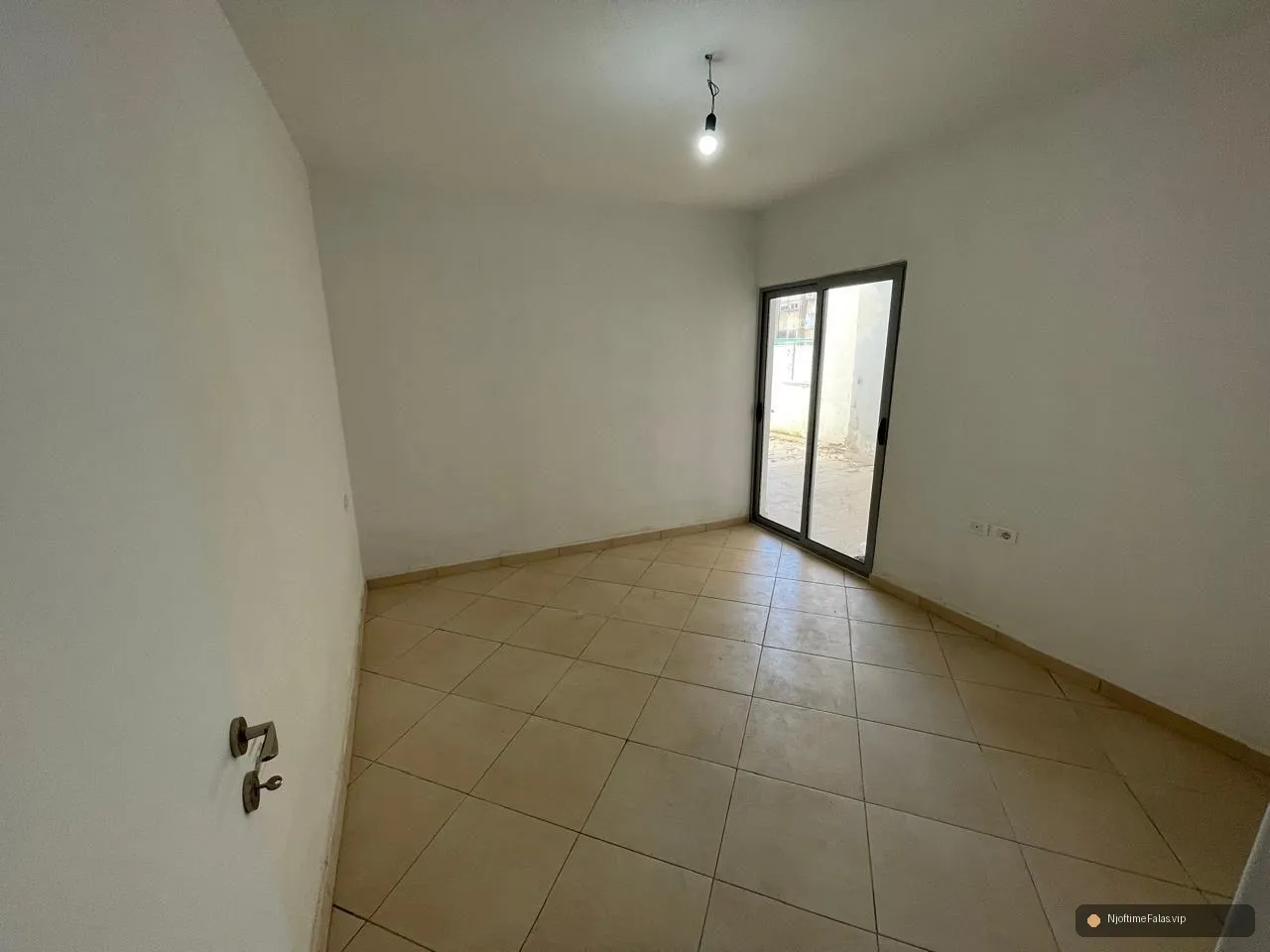 0682064333 SHITET APARTAMENT 2+1 TEK STACIONI I TRENIT ! në Durrës — Çmimi: € 85000.00 | Njoftime falas