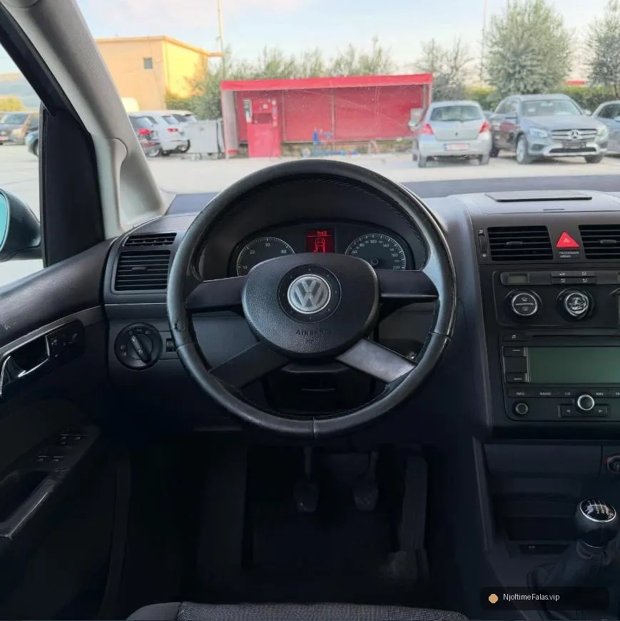Foto 8/8: Volkswagen Touran në Vlorë — Çmimi: € 5000.00 | NjoftimeFalas.vip