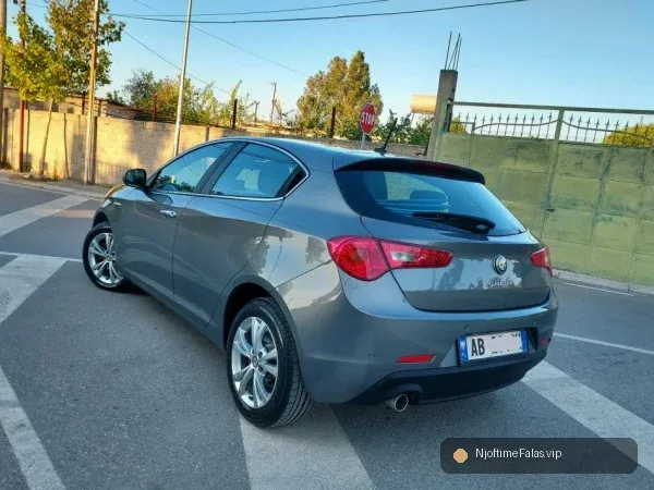 Foto 4/8: Vlore - Lungomare, shes makine Alfa Giulietta 2013 1.6Naft 4 Porta Nafte, gri e erret manuale Klima 218.865 km 5.400 € në Vlorë — Çmimi: € 5400.00 | NjoftimeFalas.vip
