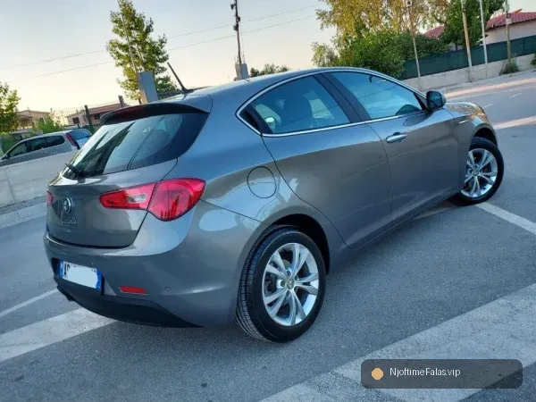 Foto 5/8: Vlore - Lungomare, shes makine Alfa Giulietta 2013 1.6Naft 4 Porta Nafte, gri e erret manuale Klima 218.865 km 5.400 € në Vlorë — Çmimi: € 5400.00 | NjoftimeFalas.vip