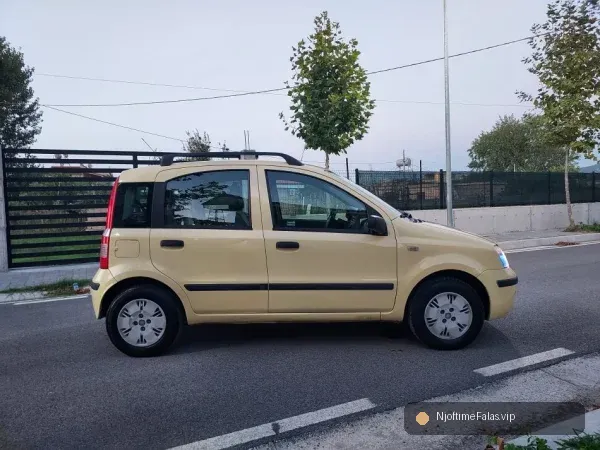 Foto 5/8: Vlore, shes makine Fiat Panda Automat 2009 1.2 Ben,in/Gas(Fabrike) Benzin+Gaz, e verdhë automatik Kondicioner 172 mij km 4.000 € në Vlorë — Çmimi: € 4000.00 | NjoftimeFalas.vip