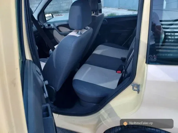 Foto 8/8: Vlore, shes makine Fiat Panda Automat 2009 1.2 Ben,in/Gas(Fabrike) Benzin+Gaz, e verdhë automatik Kondicioner 172 mij km 4.000 € në Vlorë — Çmimi: € 4000.00 | NjoftimeFalas.vip