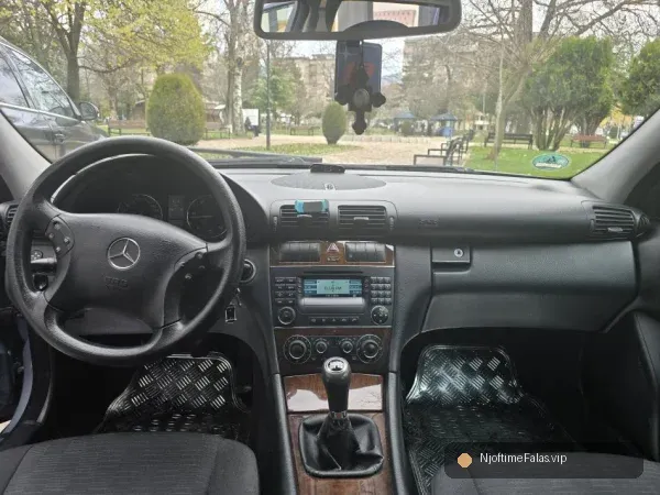 Foto 4/7: Tirane, shitet makine Shitet Mercedes-Benz 200 – W230, viti 2006 - Manual - 310,000 lek i diskutueshëm Nafte, blu e hapur manuale Klima 262.000 km në Tiranë — Çmimi: € 4400.00 | NjoftimeFalas.vip