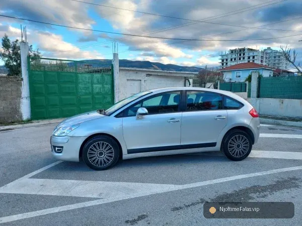 Foto 6/8: Vlore - Lungomare, shes makine Citroen C4 2010 1.4 Benzine Benzin, e argjendtë manuale Klima 156.000 km 3.500 € në Vlorë — Çmimi: € 3501.00 | NjoftimeFalas.vip
