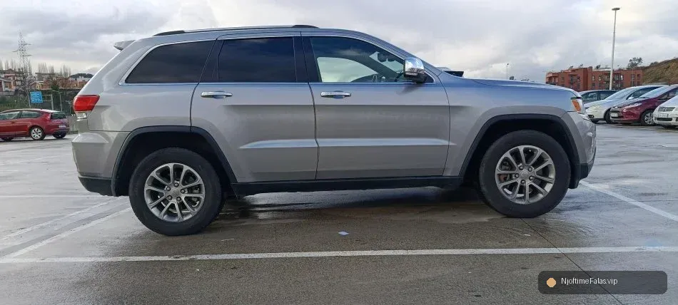 Foto 4/8: Tirane, shes SUV Grand Cherokee Limited edition 3.0L Nafte, gri e erret automatik Klima 120milje nderrohet me 7vendeshe në Tiranë — Çmimi: € 96.00 | NjoftimeFalas.vip