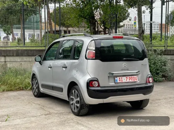 Foto 4/7: Tirane, shes makine CITROEN C3 PICASSO Nafte, gri metalizato manuale Klima 170.000 km në Tiranë | NjoftimeFalas.vip