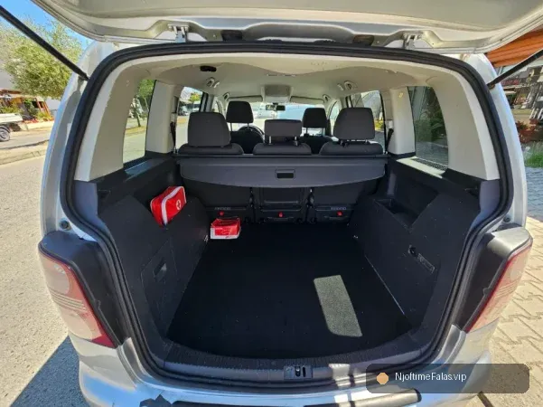 Foto 4/5: Durres, shitet makine Volkswagen Nafte, e argjendtë automatik Kondicioner 220.000 km 6000 € në Durrës — Çmimi: € 500000.00 | Njoftime falas