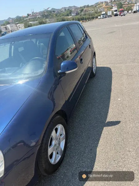 Foto 2/8: Tirane, shitet makine Golf 5 Nafte, blu e errët manuale Kondicioner 300 km 3.300 € në Tiranë — Çmimi: € 3300.00 | NjoftimeFalas.vip