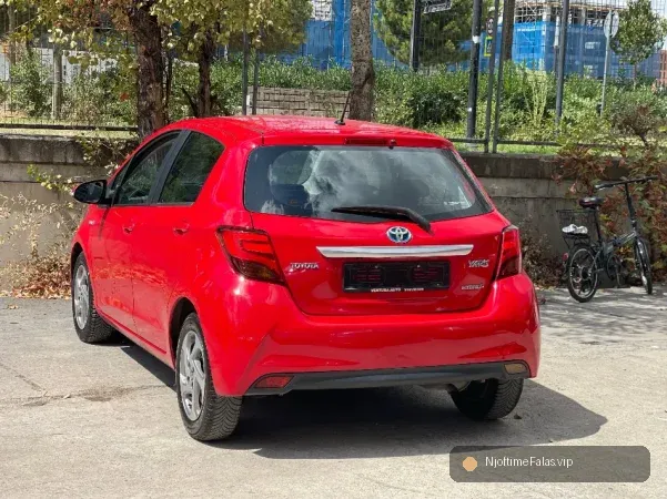 Foto 3/8: Tirane, shes makine TOYOTA YARIS HYBRID 2016 Benzin, e kuqe automatik Klima 135.000 km në Tiranë | NjoftimeFalas.vip
