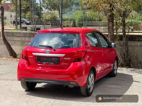 Foto 4/8: Tirane, shes makine TOYOTA YARIS HYBRID 2016 Benzin, e kuqe automatik Klima 135.000 km në Tiranë | NjoftimeFalas.vip