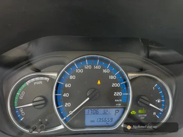 Foto 7/8: Tirane, shes makine TOYOTA YARIS HYBRID 2016 Benzin, e kuqe automatik Klima 135.000 km në Tiranë | NjoftimeFalas.vip